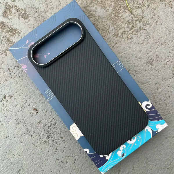 Aramid MgSafe Case close-up with carbon weave edge